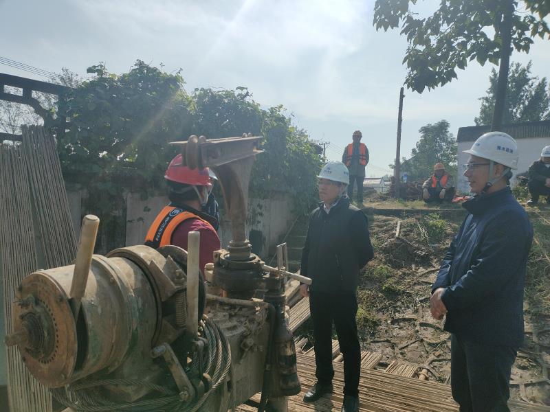 公司副總經理童文鐸深入勘察現場檢查安全生產工作